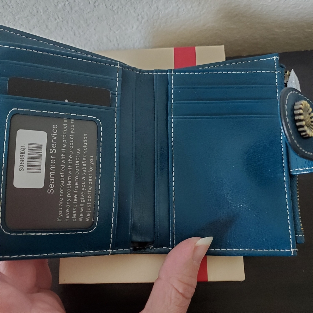 NIB Seammer Bifold Leather Wallet - Picture 3 of 9